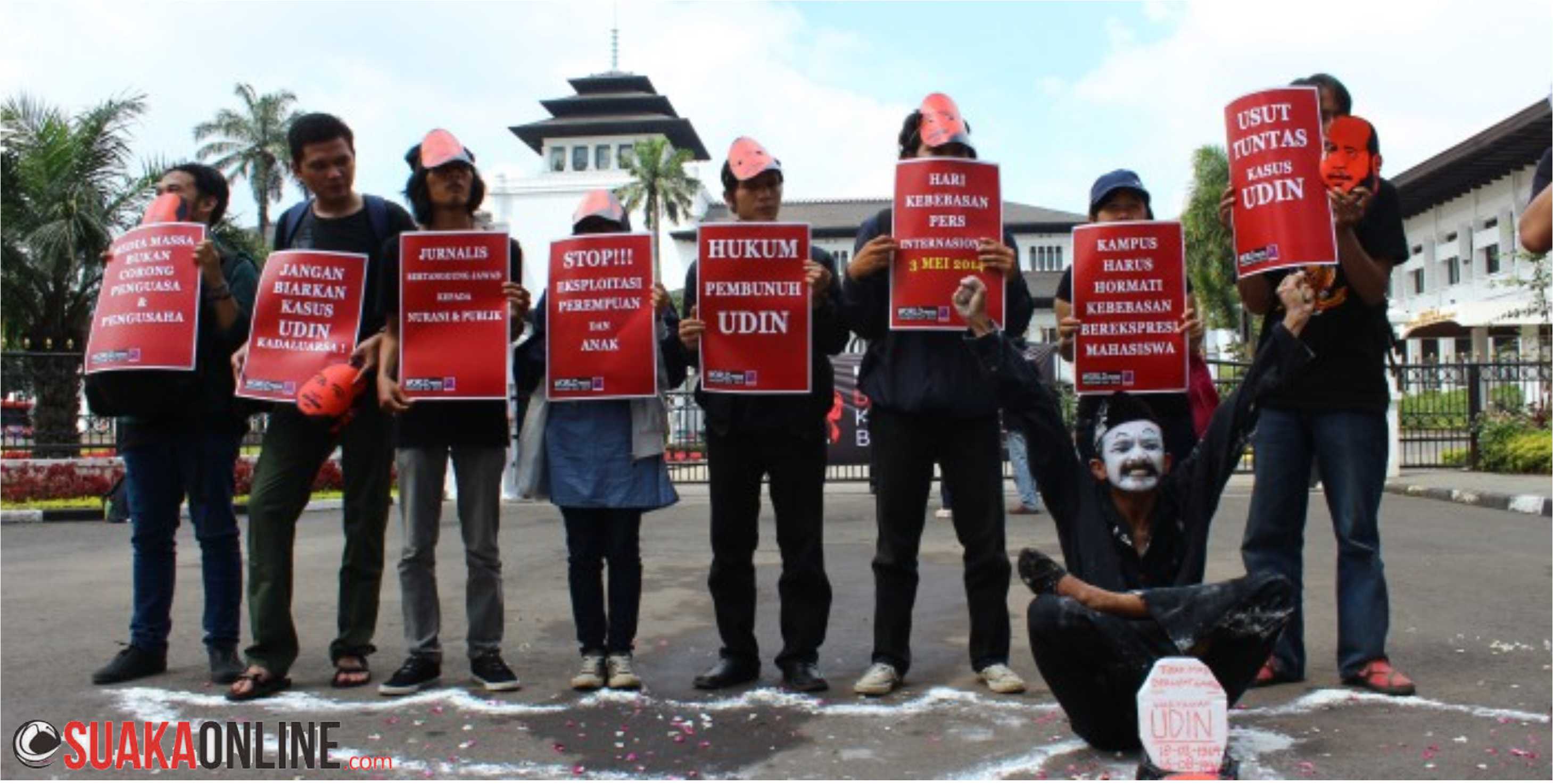 Peserta aksi dari Aliansi Jurnalistik Independen (AJI) Bandung sedang melakukan aksi teatrikal dalam peringatan Hari Kebebasan Pers Sedunia di depan Gedung Sate, Bandung, Sabtu (3/5). Dalam aksi ini AJI Bandung menuntut kejelasan kasus pembunuhan terhadap beberapa jurnalis yang sampai saat ini belum tuntas seperti kasus Udin. Foto: Robby Darmawan/Magang
