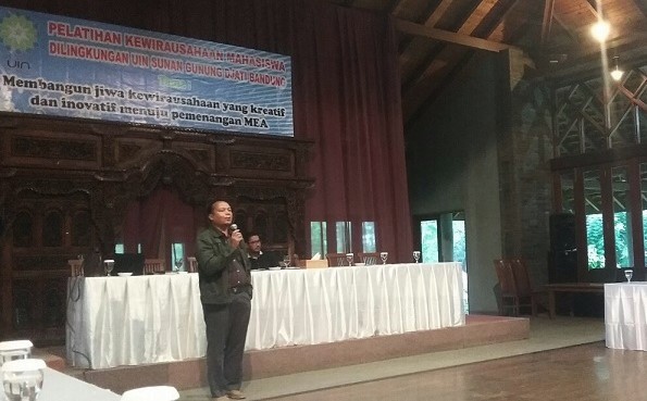 Direktur utama PT. Nuansa Almunium Nana Mulyana menyampaikan materi kuliah umum pada Pelatihan Kewirausahaan Mahasiswa (PKM) UIN SGD Bandung (21/3/2016) di Aula The La Oma Hotel, Lembang, Bandung Barat. Penulis buku 8 Mukjizat Rejeki ini menyampaikan tiga cara menjadi pengusaha sukses. (SUAKA/Ari Gunawan)