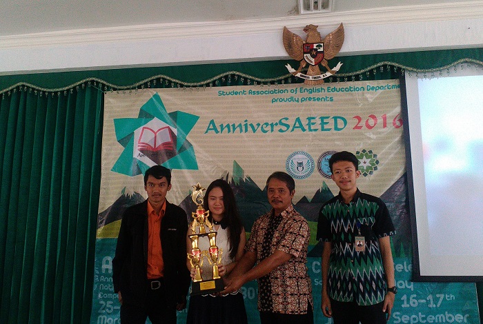 Penyerahan piaala juara umum ASNC 2016 oleh presiden mahasiswa Fakultas Tarbiyah dan Keguruan (FTK), Malikul Prima (kiri) kepada SMAK 1 Penabur, Minggu (27/3/2016) di Aula FTK. SMAK 1 Penabur memborong lima piala dari tujuh mata perlombaan ASNC 2016.