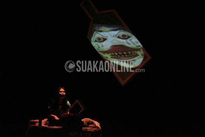 Dora adalah gambaran dari kekayaan, kemewahan, sekaligus kemiskinan. Teater Awal Bandung menampilkan teater Manusia dalam Botol menggunakan bahasa Sunda, Senin (11/4/2016) di Gedung Abjan Soelaeman UIN SGD Bandung. (Elya Rhafsanzani/ Magang)