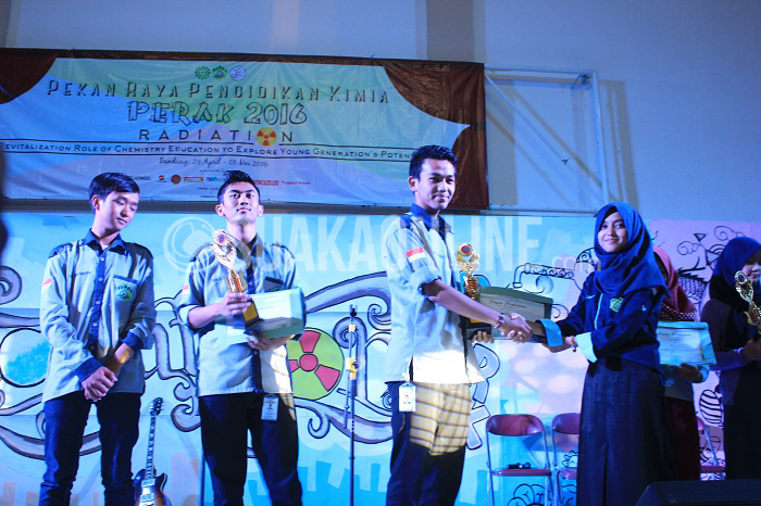 Pemberian hadiah pihak penyelenggara kepada para pemenang dari ke- 16 mata perlombaan Pekan Raya Mahasiswa Pendidikan Kimia (Perak), di malam puncak Perak, Minggu (15/2016) di Gedung Abjan Soelaeman. (Muhammad Ade/ Magang)