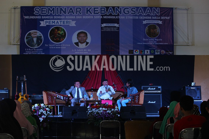 Ir. H.Zulkifli MH. MM (Kiri), K.H Buya Royanudi (Tengah), hadir sebagai pemateri didampingi oleh moderator Restu Syauqi Nugraha (Kanan) dalam acara Seminar Seminar Kebangsaan yang bertemakan "Melindungi Bangsa Dengan Agama Dan Budaya Serta Meningkatkan Strategi Ekonomi Masa Depan" di Aula Abjan Soelaiman, UIN Bandung, JL. A.H Nasution No. 105, Kota Bandung, Rabu (25/5/2016). Dikarenakan ada halangan, ketua GP Anshor Cilacap Nur Sayyid Sentosa Kristeva yang juga menjadi pemateri tidak bisa hadir dalam acara ini. (SUAKA/ Elya Rhafsanzani)