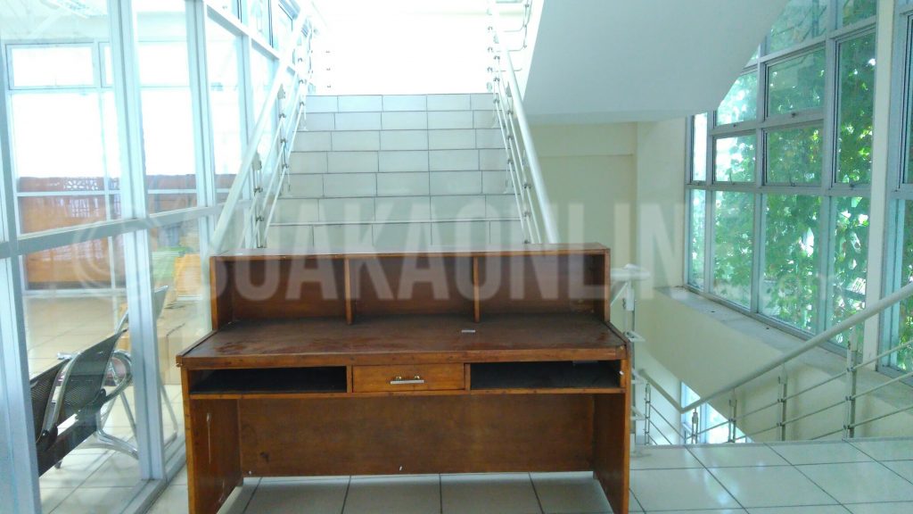 Tangga menuju lantai 4 perpustakaan UIN SGD Bandung ditutup meja untuk mencegah pengunjung masuk. Rencananya akan dibangun Mess Mahasiswa khusus untuk tingkat akhir. Bertujuan untuk kenyamanan mahasiswa dalam menyusun skripsi, Selasa (21/2/2017). (Sabda Nur Alam/ Magang)