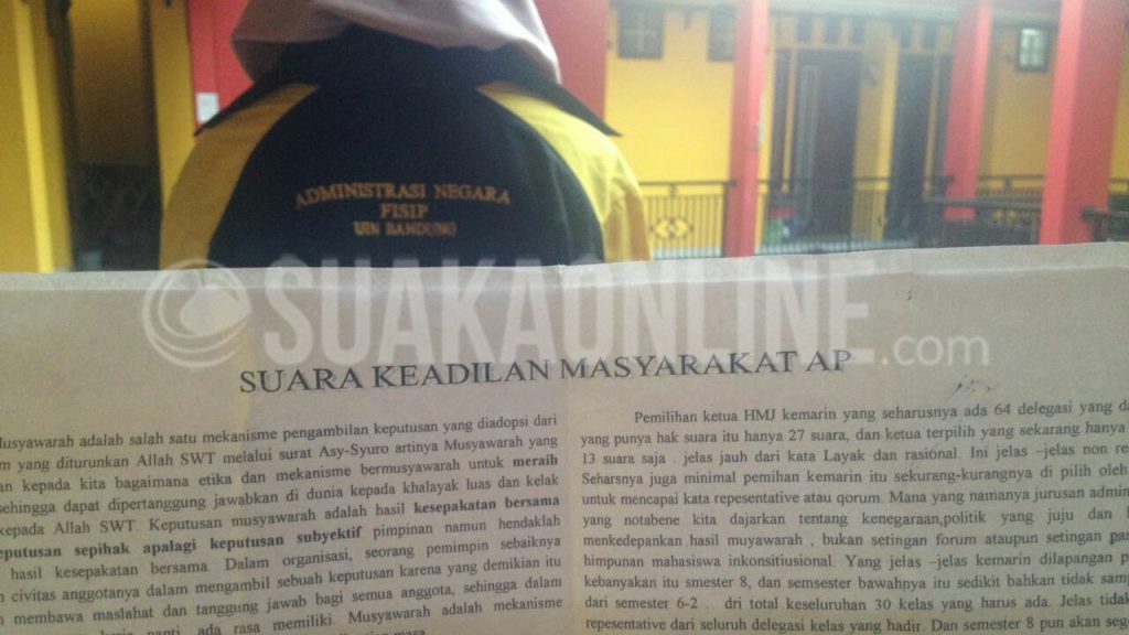 Lembaran tuntutan Suara Keadilan Masyarakat AP yang menjadi aksi tertulis sebagian mahasiswa AP. Surat ini sudah tersebar di Fakultas Ilmu Sosial dan Ilmu Politik sejak Rabu (15/2/2017). (Nur Aeni/ Magang)