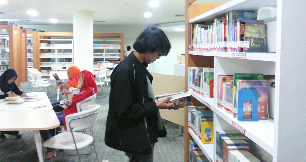 Ruang Bacaan Dewasa di Perpustakaan Bapusipda, diruang ini banyak didominasi oleh mahasiswa untuk mencari buku - buku pembelajaran