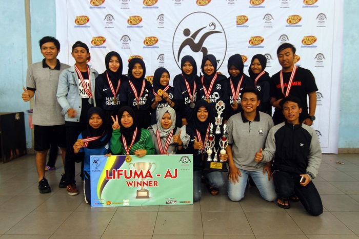 Juara Liga Futsal Mahasiswa Antar Jurusan (Lifuma AJ) 2016 Putri Jurusan Manajemen berfoto bersama usai dinobatkannya mereka sebaga juara baru, Sabtu (26/3/2016) di Mayasari Sport Hall, Cibiru, Bandung. Manajemen meraih kemenangan tipis atas lawannya Jurnalistik. (Mohammad Aziz Pratomo/ Magang)