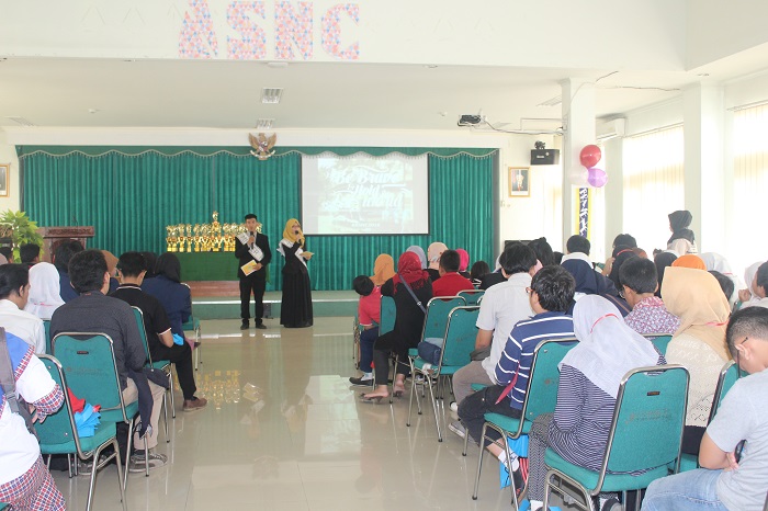 Master Ceremony (MC) membuka acara pembukaan Annual Saeed National Competition (ANSC) 2016, Jum’at (25/3/2016) di Aula Fakultas Tarbiyah dan Keguruan (FTK) UIN SGD Bandung. Jumlah peserta ANSC tahun ini pecahkan rekornya. (Riska Yunisyah/ Magang)