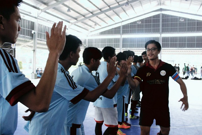 Tim Keluarga Mahasiswa Minang (KMM) UIN SGD Bandung berhadapan dengan tim Rumah Gadang Telkom University, Sabtu (26/3/2016) di lapangan Zone 73. Kedua tim bersalaman sebelum bertanding sebagai simbol sportifitas. (Anisah Meidayanti/ Magang) 