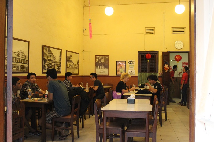 Warung Kopi Purnama terletak di Jalan Alkateri No. 22, Bandung.