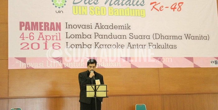 Salah seorang dosen saat mengikuti lomba karaoke dalam rangkaian acara Dies Natalis UIN SGD Bandung ke - 48, di Aula Multipurpose, Senin (4/4/2016). (Puji Fauziah/Magang)