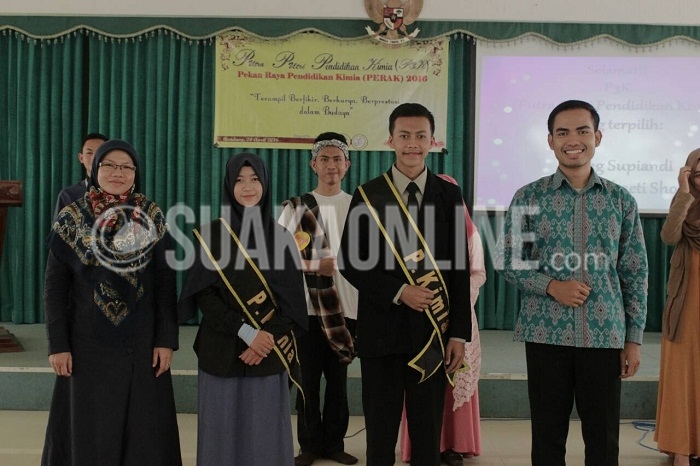 Putra Putri Pendidikan Kimia 2016 terpilih, Ujang Supiadi (dua dari kanan) dan Annisa Nur Baeti (dua dari kiri) saat berfoto bersama dewan juri seusai acara, di Aula Fakultas Tarbiyah dan Keguruan UIN SGD Bandung, Minggu (24/04/2016). (Puji Fauziah/ Magang)