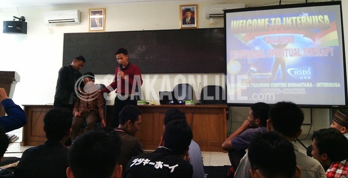 Salah seorang peserta melakukan hipnoterapi yang dibimbing oleh tim hypnotherapiest Abu Ziyad dalam seminar Hypnotherapy for Succes di aula lantai dua FISIP, Sabtu (2/4/2016).