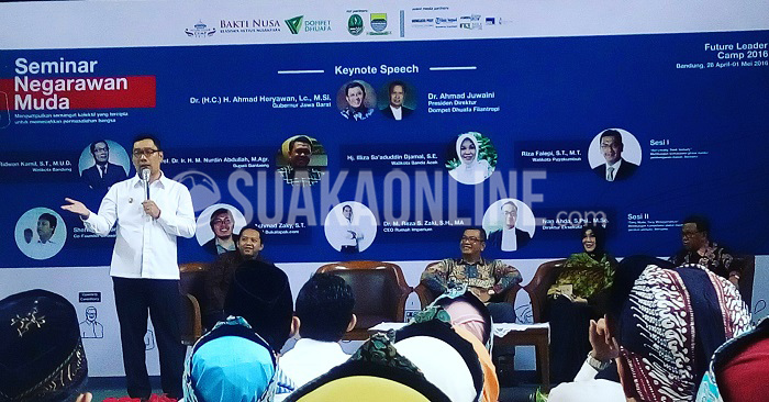 Walikota Kota Bandung Ridwan Kamil menjadi salah satu pembicara dalam seminar Negarawan Muda yang diselenggarakan Bakti Nusa Bandung Dompet Dhuafa, Kamis (27/4/2016) di Aula Barat ITB. Acara ini juga turut dihadiri beberapa pemimpin negeri, seperti walikota kota Payakumbuh, bupati Bantaeng, (Chairul Fauzi/ Magang)