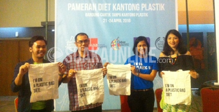 Miss Earth Indonesia Air 2013, Vitri Dwi Martini (paling kanan) dan Dosen Hubungan International dari International Women University Danieldi sekaligus Puteri Bahari 2012, Andhitiyasanti Sofia (dua dari kanan) saat menghadiri talkshow Diet Kantong Plastik dalam rangka memperingati Koferensi Asia-Afrika ke-61, di Ruang Pameran Tetap, Museum Konferensi Asia-Afrika (MKAA), Sabtu (23/4/2016). (Hasna Salma / Magang)