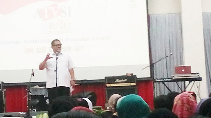 Wakil gubernur Jawa Barat Deddy Mizwar menyampaikan sambutannya dalam acara Roadshow Asosiasi Televisi Swasta Indonesia (ATVSI) Peduli, Rabu (13/4/2016) di Aula Fakultas Ilmu Terapan, Telkom University. Dalam kesempatan ini Deddy menyampaikan pentingnya masyarakat melek media di era globalisasi ini. (Dadan M. Ridwan/ Magang)