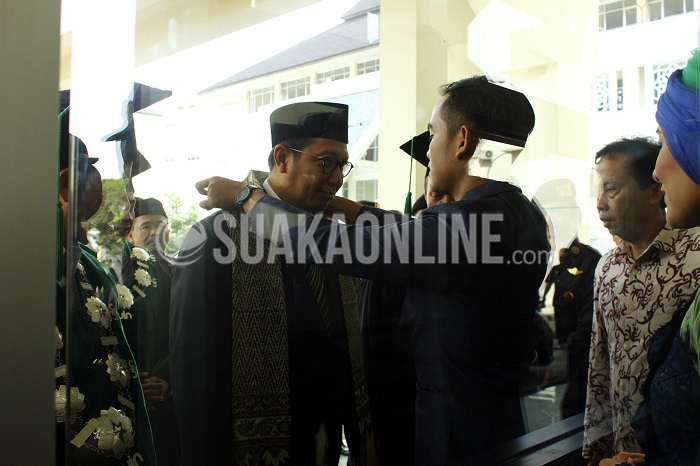 Penyambutan Lukaman Hakim Saifuddin -- Penyambutan Menteri Agama Republik Indonesia, Lukman Hakim Saifuddin oleh pembawa acara Dies Natalis ke- 48 UIN SGD Bandung, Purna Irawan setibanya di Gedung Anwar Musaddad, Jum'at (8/4/2016). Lukman Hakim datang tepat waktu sebelum acara puncak Dies Natalis ini pukul 09.18 WIB. (Mohammad Aziz Pratomo/ Magang)