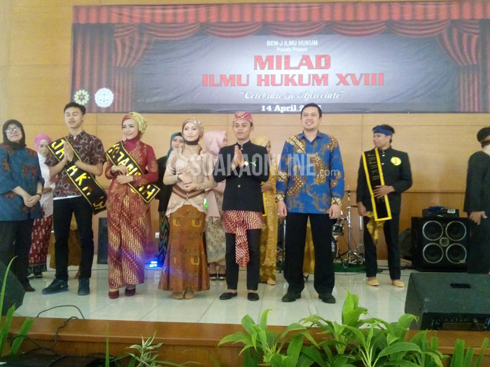 Mojang dan Jajaka (Moka) Jurusan Ilmu Hukum UIN SGD Bandung, Indra Hadi Surya, dan Athfia Syahida berfoto bersama usai penobatannya, Kamis (14/4/2016) di Gedung Anwar Musaddad. (Novi Anti/ Magang)