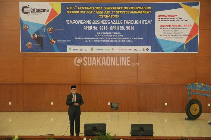 Walikota Kota Bandung Ridwan Kamil tengah menyampaikan materi Bandung Smart City di acara The 4th Conference Information Technology and Service Management (CITSM), Selasa (26/4/2016) di Gedung Anwar Musaddad UIN SGD Bandung. Dalam kesempatan ini Ridwan Kamil memaparkan pentingnya Bandung Smart City sebagai reformasi Kota Bandung. (Gisna Maulida/ Magang)