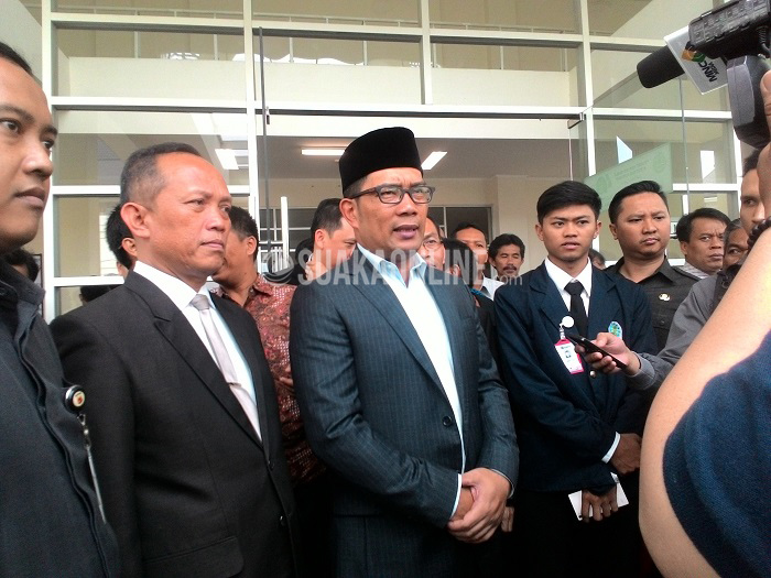 Walikota Bandung, Ridwan Kamil didampingi Rektor UIN SGD Bandung, Mahmud (kiri) menuju mobilnya usai menyampaikan materi dalam konferensi International Conference on Information Technology for Cyber and IT Service Management (CITSM) keempat, Selasa (26/4/2016) di Gedung Anwar Musadad UIN SGD Bandung. Dalam kesempatan itu, Emil kembali memaparkan tiga konsep pembangunan kota ala Ridwan Kamil. (Ayu Isnaini/ Magang)