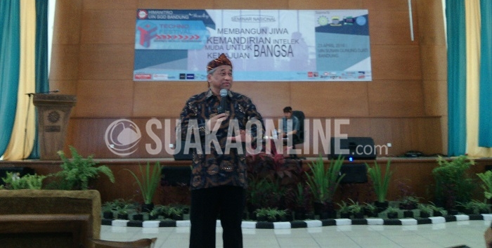 Mantan Menteri Pendidikan dan Kebudayaan (Mendikbud) periode 2009-2014, Mohammad Nuh saat memberi materi dalam seminar nasional yang diselenggarakan oleh Himpunan Mahasiswa Teknik Elektro (Himanitro) UIN SGD Bandung dalam Techno Festival 2016 di Aula Anwar Musaddad, Sabtu (23/4//2016). (Khairul Umam/Magang)