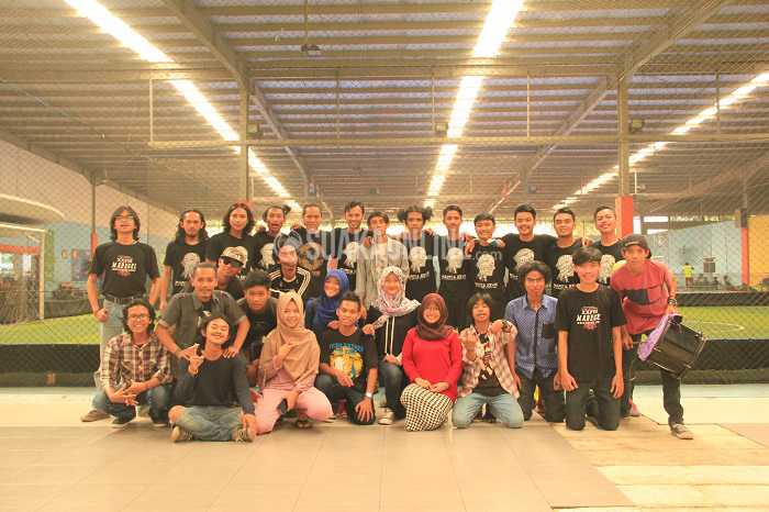 Para pemain dan suporter UKM Teater Awal berfoto bersama usai pertandingan pertama Liga Futsal Mahasiswa Antar UKM/UKK Senin (25/4/2016) di Mayasari Sport Hall. (Mohammad Aziz Pratomo/ Magang)