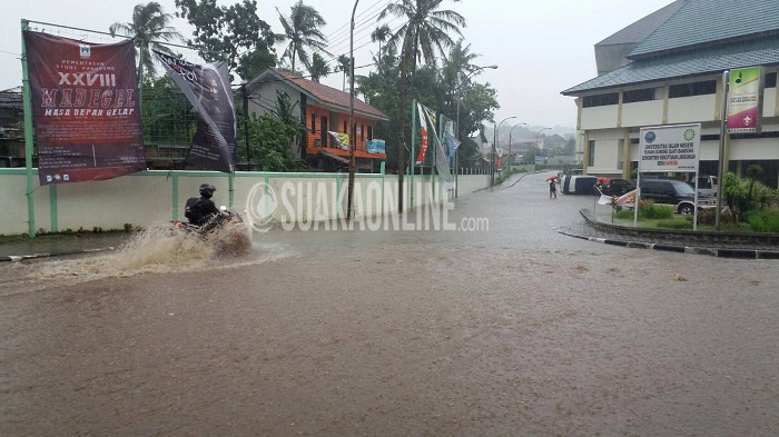 UIN SGD Bandung Banjir -- Pengendara sepeda motor melintasi jalan utama Kampus UIN Bandung yang digenangi air akibat hujan deras, Sabtu (9/4/2016) tadi. Ini membuktikan drainase Kampus belum berfungsi maksimal. (Doni Anggola/ Magang)