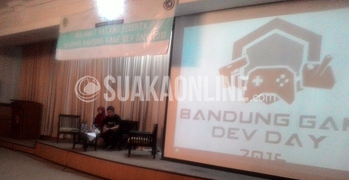 Co-founder Ceylon Entertainment, Sarah Khaizuran Najma dan Managing Director Digital Happiness, Dito Suwardita tengah memberikan materi pada seminar Bandung Game Dev Day 2016 yang digelar oleh Himpunan Mahasiswa Sistem Informasi Universitas Komputer Indonesia (Hima-Si Unikom) di Auditoium Miracle Unikom, Kamis (21/4/2016). (Ayu Isnaini / Magang)