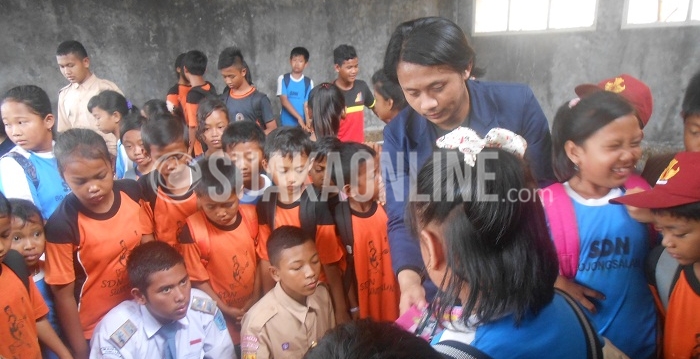 Salah satu anggota Hima EGU Sumedang tengah memberi sosialisasi kepada anak-anak korban pembangunan bendungan Jatigede di di SDN Cipondoh, Desa Batukasur, Kecamatan Jatinunggal, Kabupaten Sumedang, Senin (2/3/2016)