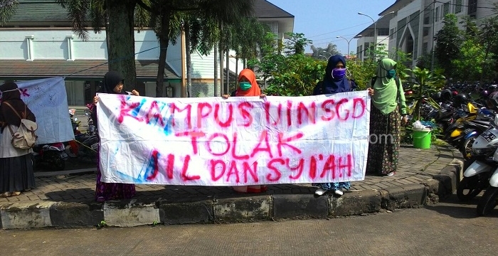 Mahasiswa yang tergabung dalam Aliansi Mahasiswa Islam UIN Bandung melakukan aksi menolak kedatangan JIL dan Syiah di depan Aula Anwar Musaddad, Senin (9/5/2016). (SUAKA / Robby Darmawan)