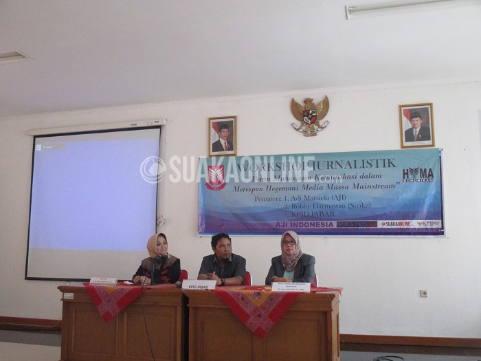 Dari kiri, rektor International Women University Dewi Indriyani Jusuf, perwakilan KPID Jawa Barat,, dan dekan fakultas ilmu sosial dan komunikasi Imas Komariah pada pembukaan Workshop Jurnalisti yang diselenggarakan Himpunan Mahasiswa Ilmu Komunikasi IWU, Sabtu (30/4/2016) di Aula Sekretariat KPID Jawa Barat, Bandung. Selanjutnya Ilkom IWU akan mengadakan pelatihan serupa secara intensif bersama LPM Suaka UIN SGD Bandung guna pembentukan pers mahasiswa di IWU. (SUAKA/Anjar Martiana)