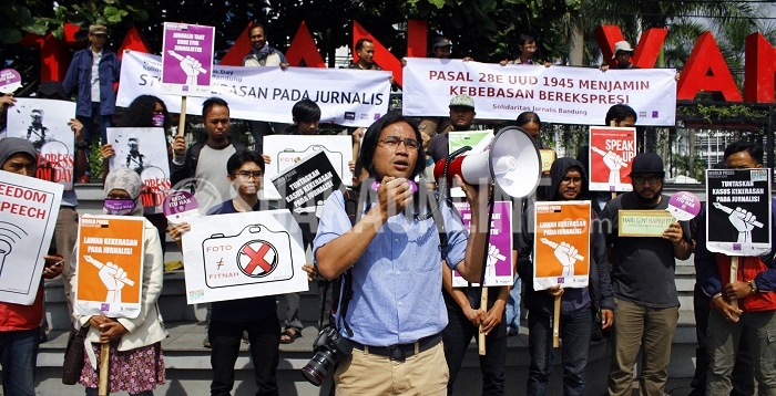 Puluhan wartawan yang tergabung dalam Solidaritas Jurnalis Bandung menggelar aksi unjuk rasa di Taman Vanda, Jalan Merdeka, Kota Bandung, Selasa (3/5/2016). Aksi ini merupakan gabungan dari Aliansi Jurnalis Independen (AJI), Pewarta Foto Bandung (PFB), dan Wartawan Foto Bandung (WFB). (Mohammad Aziz Pratomo / Magang)