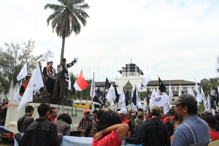 Sejumlah organisasi buruh Indonesia menggelar aksi pada hari buruh atau May Day, Minggu (1/5/2016) di Gedung Sate, Kota Bandung. Enam Catatan akhir tahun 2015 Gerakan Buruh Indonesia (GBI) masih menjadi tuntutan utama aksi buruh tersebut. (Elya Rhafsanzani/ Magang)