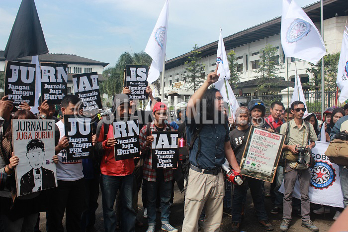 Ketua Aliansi Jurnalis Independen (AJI) Bandung Adi Marsiela (tengah) memimpin aksi demonstrasi jurnalis Bandung pada May Day, Minggu (1/5/2016) di Gedung Sate, Bandung. Diusung AJI Bandung, Wartawan Foto Bandung, Pewarta Foto Indonesia (PFI) Bandung dan beberapa organisasi jurnalis lainnya menuntut layak gaji pada perusahaan medianya. (Laura Hilmi/ Magang)