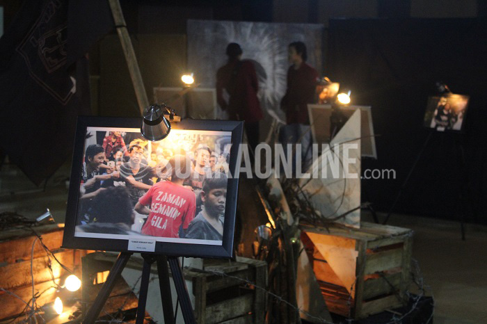 Salah satu foto yang berjudul “Zaman Semakin Gila” karya Kurnia Lucky yang dipamerkan dalam Pameran Fotografi Budaya Musik Punk dalam Sosial Masyarakat, Kamis (26/5/16) di Gedung Kartimi Kridoharsojo Universitas Islam Bandung (Unisba). Dari pameran ini Keluarga Mahasiswa Jurnalistik (Unisba) ingin merubah stigma buruk masyarakat terhadap penganut budaya Punk. (SUAKA/Ismail Abdurrahman)