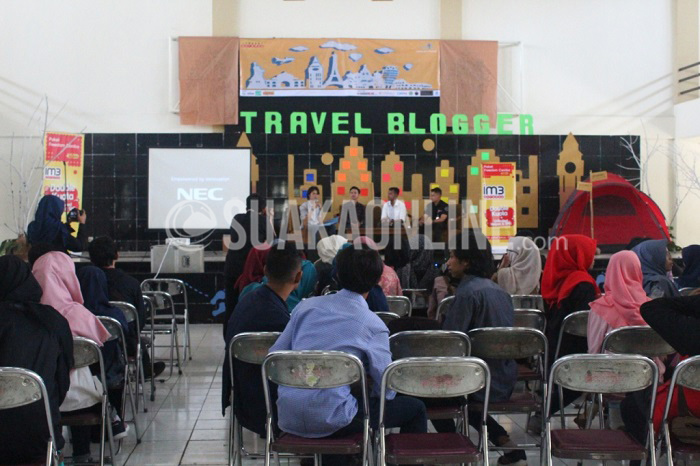 Seminar International Travel Blogger yang diadakan BEM-J Jurnalistik UIN SGD Bandung mengundang tiga pembicara, yakni Saepul Hamdi, Indra Nugraha dan Zaiul Khaq, Kamis (12/5/2016) di gedung Abjan Soelaeman. Acara tersebut menjadi salah satu dari rangkaian acara Jurnalistik Fair dan Anniversay ke-18 Jurnalistik UIN Bandung. (Laura Hilmi/ Magang)