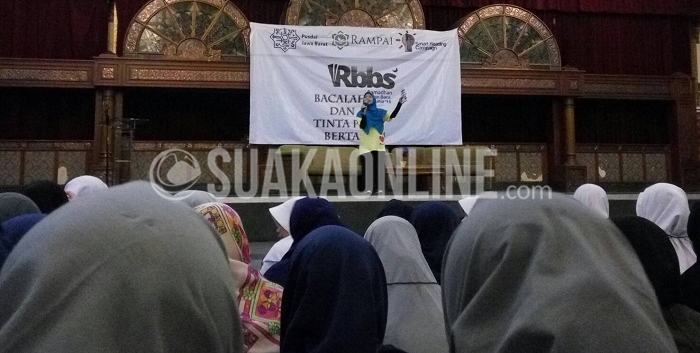 Ketua Smart Reading Campaign, Neneng Aminah sedang menyampaikan materi mengenai keutamaan membaca dalam Ramadhan Bulan Baca Sedunia (RBBS) 2016 yang diadakan oleh Remaja Aktivis Masjid Pusdai (Rampai), di di Bale Asri Pusdai Jawa Barat, Jum'at (17/6/2016).