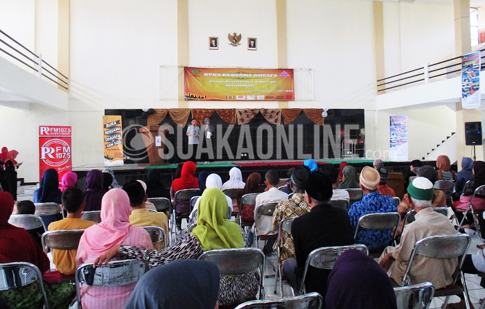 Sekitar 80 warga dhuafa menghadiri acara buka bersama Himpunan Mahasiswa Jurusan Humas UIN SGD Bandung dan Dhuafa, Rabu (22/6/2016) di Gedung Abjan Soelaeman. Kegiatan bertajuk Berbagi dan Bersilaturahmi di Bulan Suci ini mengundang 80 Dhuafa daerah Kelurahan Cipadung, yang terdiri dari empat Rukun Warga (RW); RW 05, RW 06, RW 09, dan RW 10. (SUAKA/Anjar Martiana)