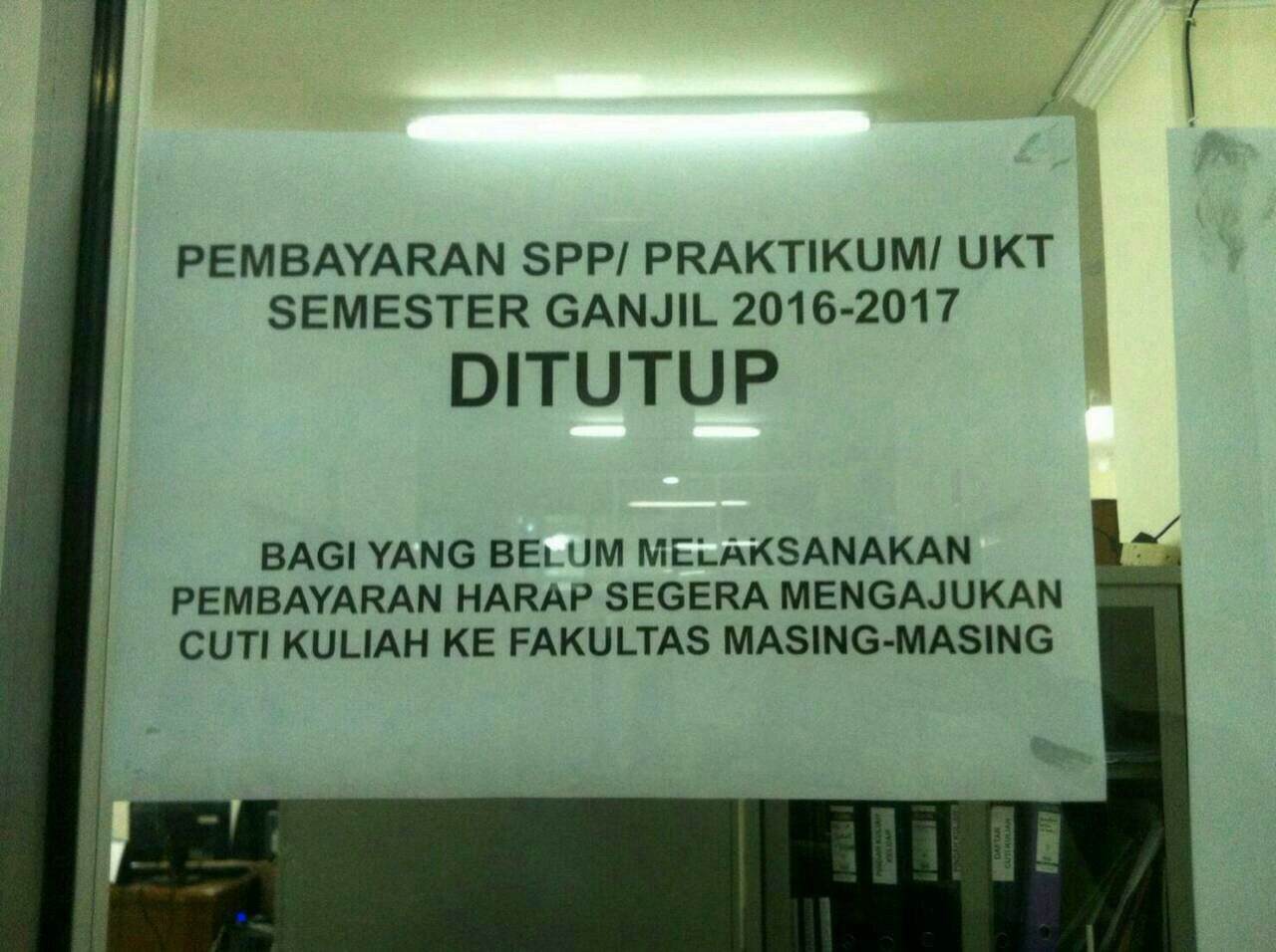 Pengumuman pembayaran SPP/Praktikum/UKT semester ganjil 2016-2017 ditutup yang ditempel di Bagian Keuangan Al-Jamiah.