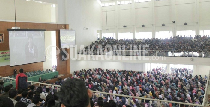 Ribuan mahasiswa baru UIN SGD Bandung mengikuti technical meeting sebelum pelaksanaan Orientasi Pengenalan Akademik Kampus (OPAK) 2016 di Aula Anwar Musaddad, Sabtu (27/8/2016). OPAK yang diikuti 5.915 mahasiswa tersebut akan dilaksanakan pada Senin (29/8/2016) hingga Rabu (31/8/2016) dan fasilitas yang dibagikan berupa ATK dan kaos OPAK. (SUAKA / Rendy M. Muthaqin)