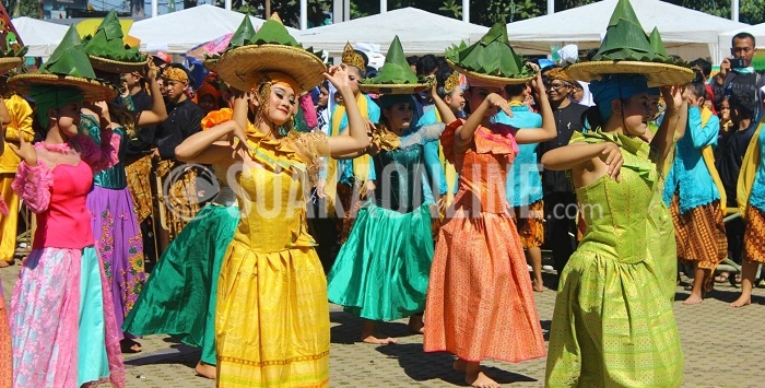 Sejumlah penari memeriahkan acara festival Ujungberung ke-12 di Alun-alun Ujungberung, Jalan AH Nasution, Kota Bandung, Rabu (10/8/2016). Festival tersebut bertujuan untuk mengawal Ujungberung sebagai kawasan pengagas keragaman seni dan budaya. (SUAKA / Mohammad Aziz Pratomo)