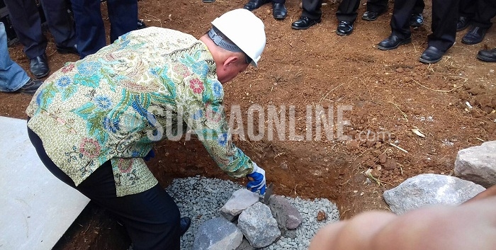 Rektor UIN Bandung, Mahmud tengah meletakkan betu pertama sebagai tanda dimulainya pembangunan gedung perkuliahan kampus dua yang ada di jalan Soekarno-Hatta, Bandung, Kamis (25/8/2016). Selain Mahmud, Sekretaris Jendral Kementrian Agama Republik Indonesia, Nur Syam; dan Kepala Kepolisian Daerah Jawa Barat, Bambang Waksito juga turut serta dalam peletakkan batu pertama tersebut. (SUAKA / Fani Nabilah Farsi)