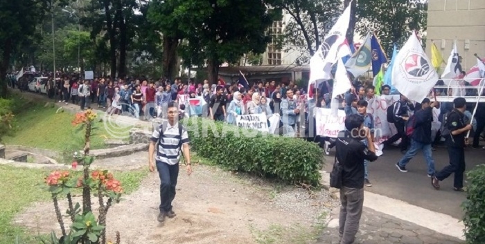 Ratusan mahasiswa Universitas Pendidikan Indonesia (UPI) yang tergabung dalam Aliansi Mahasiswa UPI melakukan demonstrasi atas kebijakan uang pangkal bagi mahasiswa baru yang lulus melalui Seleksi Mandiri (SM), di depan gedung Isola, Senin (15/8/2016). (SUAKA / Isthiqonita)