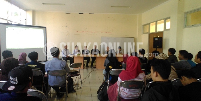 Wakil Rektor III bagian Kemahasiswaan, Muhtar Solihin beserta jajarannya tengah melakukan rapat pembentukan panitia Orientasi Pengenalan Akademik dan Kemahasiswaan (OPAK) bersama delegasi dari setiap fakultas di Aula Student Center (SC), Selasa (26/07/2016). (SUAKA / Yulita Bonita)