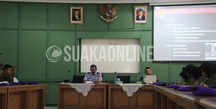 Kepala Staf Garnisun Tetap II, Sun Sudharta (kiri) menyampaikan materi mengenai Protokol Garnisun di Aula lantai 2 gedung H. Djauharuddin AR UIN SGD Bandung, Rabu (24/8). Kegiatan ini merupakan serangkaian dari Kursus Dinas Staf 2016 tingkat Nasional yang diadakan oleh Resimen Mahasiswa Mahawarman Kompi Berdiri Sendiri UIN SGD Bandung. (SUAKA / Nunung Nurhayati)