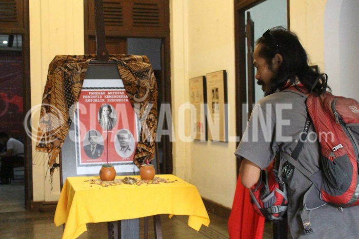 Seorang pengunjung sedang melihat figura tiga tokoh perintis kemerdekaan dalam acara pameran artefak, di Gedung Indonesia Menggugat, Kota Bandung, Jum'at (19/8/2016). Pameran berlangsung dari 17-20 Agustus 2016 dengan menampilkan barang-barang peninggalan yang bersejarah. (Elya Rhafsanzani/SUAKA)