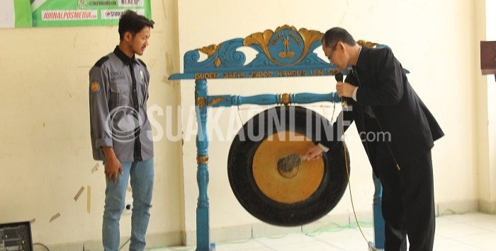 Dekan Fakultas Sains dan Teknologi, Opik Taufik Kurahman membuka kegiatan Pekan Olahraga dan Keilmuan (POKI) Fakultas Sains dan Teknologi (Saintek) 2016 dengan memukul gong di Aula Student Centre, Rabu (21/9/2016). (SUAKA / Andini Muslimah)