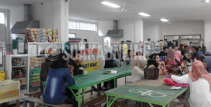 Suasana kantin yang baru dipindahkan ke gedung bekas Dewan Mahasiswa, Selasa (8/9/2016). Perpindahan kantin dilakukan karena pengelolaan berpindah dari pihak koperasi ke pihak kampus. (SUAKA/Ima Khotimah)