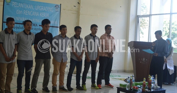 Wakil Rektor III Bagian Kemahasiswaan, Muhtar Solihin (kanan) melantik pengurus baru UKM Liga periode 2016-2017 di Aula Student Centre, Selasa (6/9/2016). (SUAKA / Galih Muhamad)