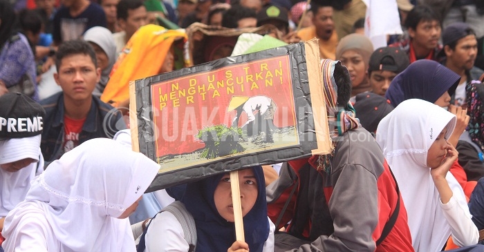 Massa yang tergabung dalam aksi Hajat Tani menuntut Komitmen Land Reform Presiden Joko Widodo dalam rangka Hari Tani ke-56 di depan Gedung Sate, Bandung, Rabu (21/9/2016). Land Reform adalah pengembalian hak tanah kepada rakyat untuk kemakmuran dan kesejahteraan yang merupakan program kerja Presiden Indonesia, Joko Widodo. (SUAKA / Elya Rhafsanzani)