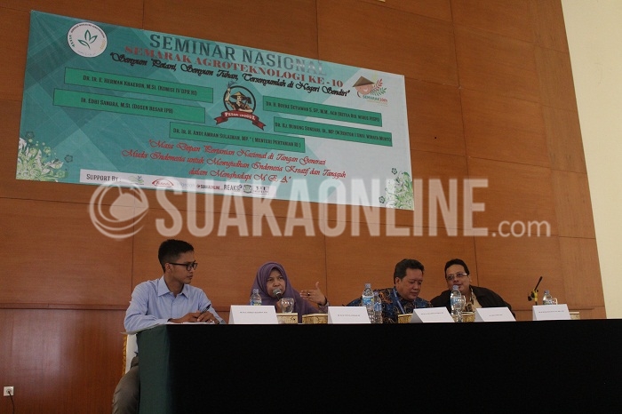 (Kiri) Moderator Enceng Sobari sedang memandu para hadirin untuk mendengarkan materi yang di sampaikan oleh Nunung Sondari, Edhi Sandra, Boyke Setiawan Soeratin dalam acara seminar nasional Semarak Agroteknologi Ke-10 di Aula Anwar Mussadad, Selasa (27/9/2016).